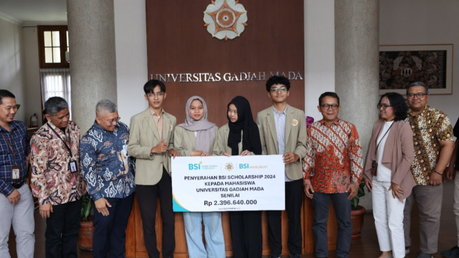 PT Bank Syariah Indonesia menyerahkan dana beasiswa Rp 2,3 miliar