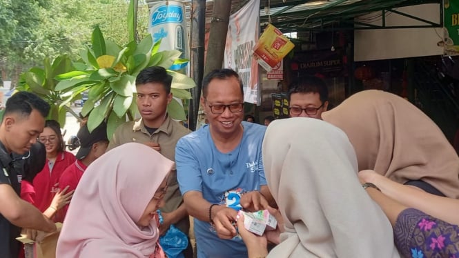 Joko Santoso Bagikan Makan Siang dan Susu Gratis