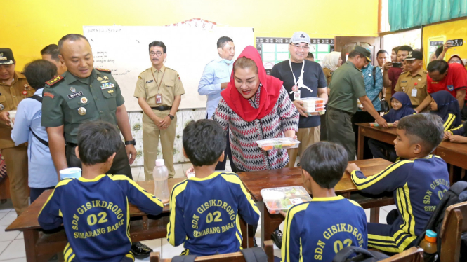 Wali Kota Semarang Bagikan Makan siang bergizi