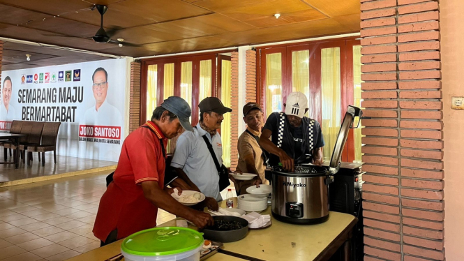 Posko Bocahe Dewe Buat Makan Siang Gratis