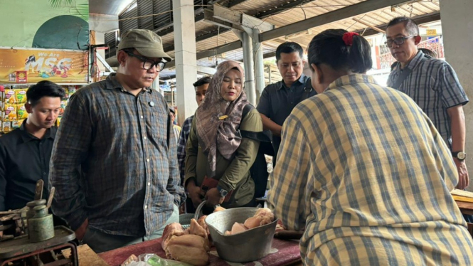 Iswar Aminuddin saat menemui pedagang pasar.