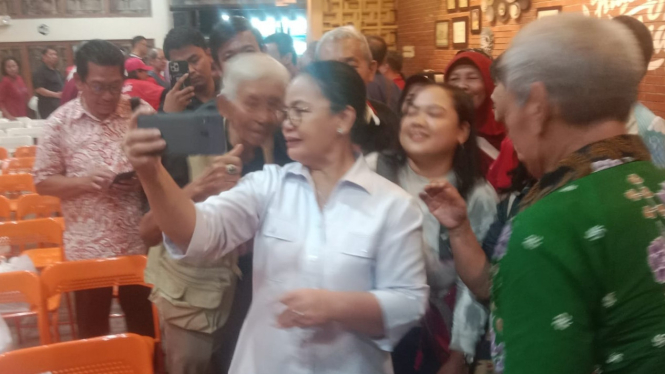 Agustina Wilujeng saat selfie dengan para pendukungnya