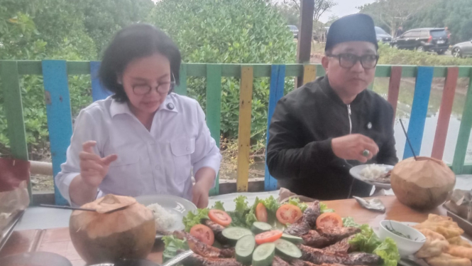 Agustin - Iswar saat makan bersama di Pantai Tirang