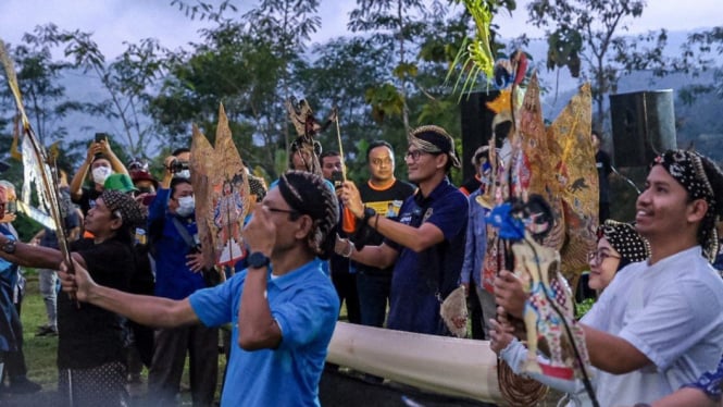 Menparekraf Sandiaga Uno saat belajar wayang di Widosari