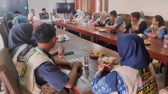 dr Hayyi Saat Memimpin Rapat di Rumah Pemenangan Yoyok-Joss