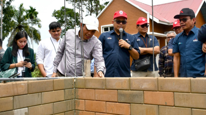 Rumah yang dibangun dengan precise interlock brick