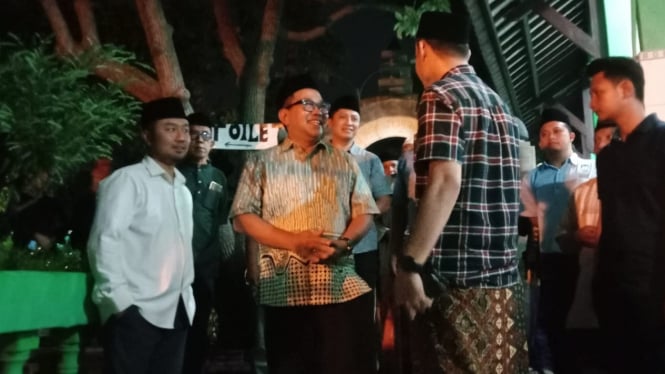 Iswar Aminuddin saat napak tilas di makam Sunan Pandanaran