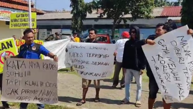 Aksi Demo Warga Desa Wuled tuntut Kades Mundur