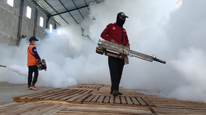 Penyemprotan disinfektan di gudang KPU Batang