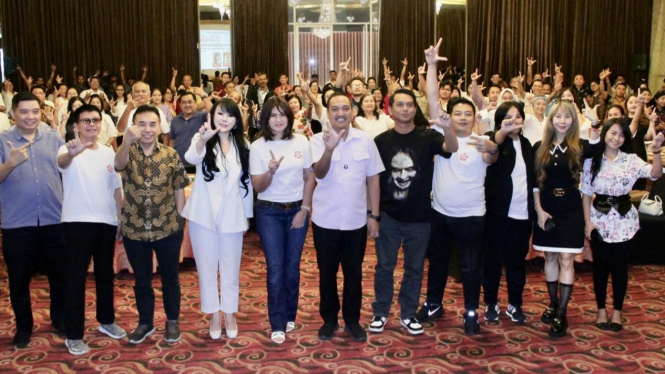 Yoyok Sukawi foto bersama peserta talkshow pluralisme