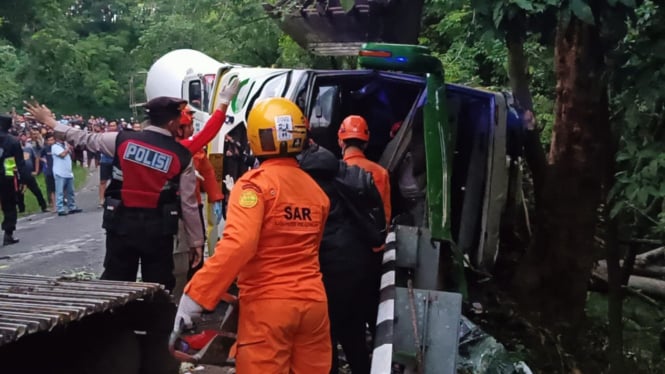 Kecelakaan bus rombongan keluarga Pengantin di Pekalongan