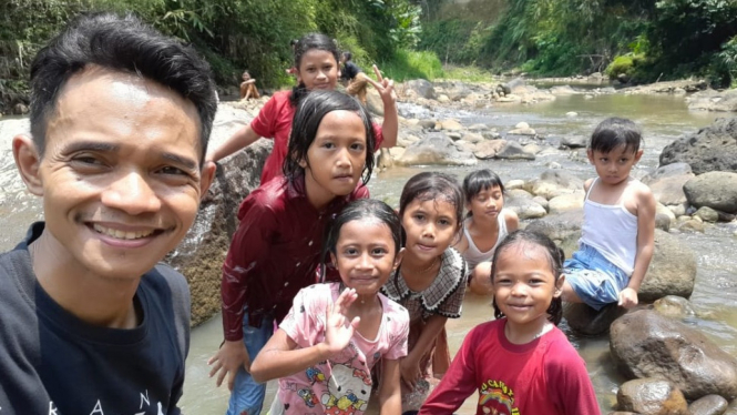 Heri Chandra Santoso bersama anak-anak anggota KLM