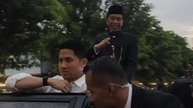 Jokowi Diarak gunakan mobil terbuka begitu tiba di Solo