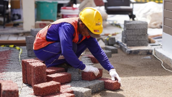 Pengaplikasian solusi beton paving block berpori di area hunian tapak