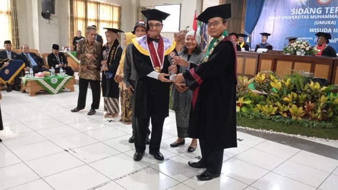 UMUKA Wisuda Mahasiswanya