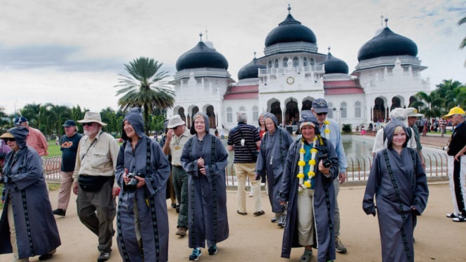 Wisatawan di Masjid Raya Baiturrahman Aceh