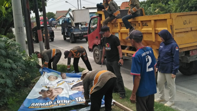 KPU Tegal Bersihkan APK