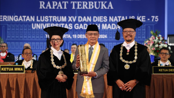 Ketua Umum PP Muhammadiyah Haedar Nasir (tengah)