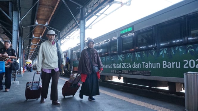 Penumpang di Stasiun Semarang Tawang