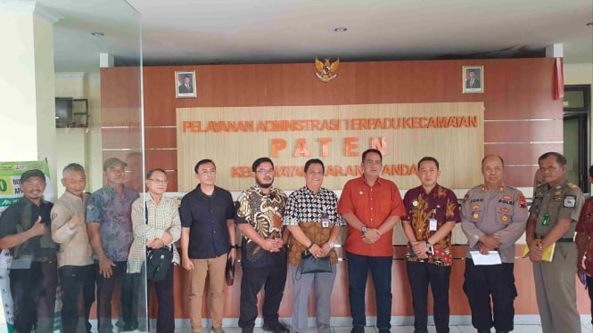 Foto Bersama Usai Mediasi Kos Kosan