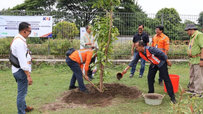 Daop 6 Yogyakarta tanam pohon serentak