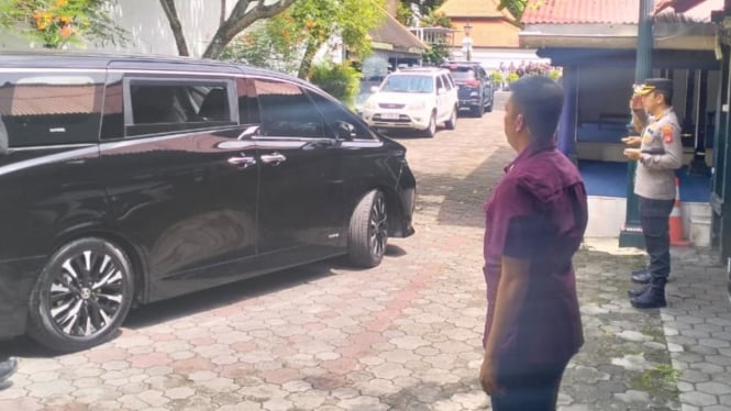 Mobil Toyota Alphard yang ditumpangi Joko Widodo