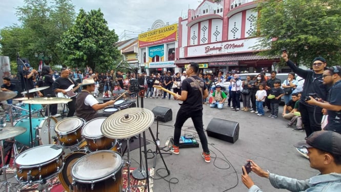 kolaborasi musisi dalam Nguber Drummer di Malioboro