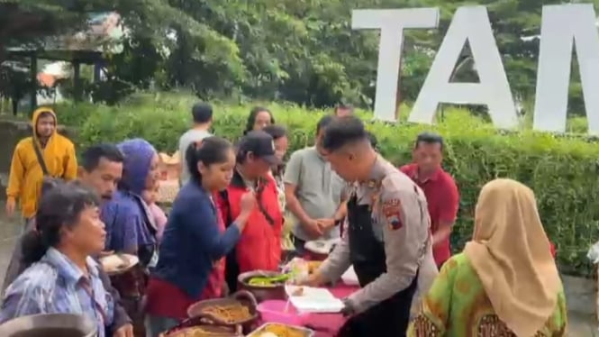 Iptu Agung Muryo saat membagikan makanan di saat Jumat Berkah.