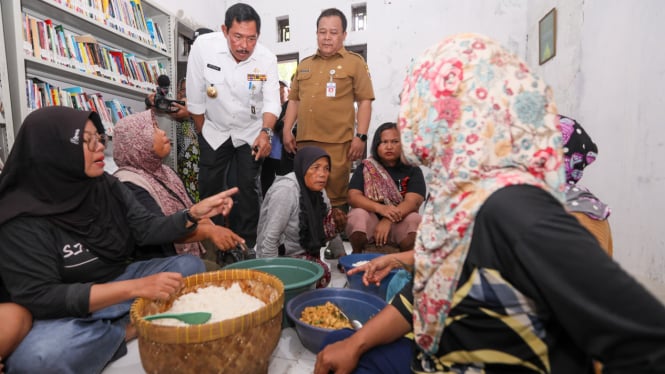 Pj Gubernur Nana Sudjana dan warga korban banjir