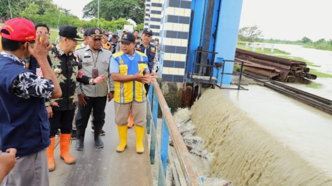 Penjabat (PJ) Bupati Kudus Herda Helmijaya di Bendungan Wilalung