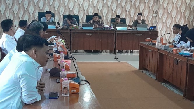 Audiensi tenaga honorer dan DPRD Demak