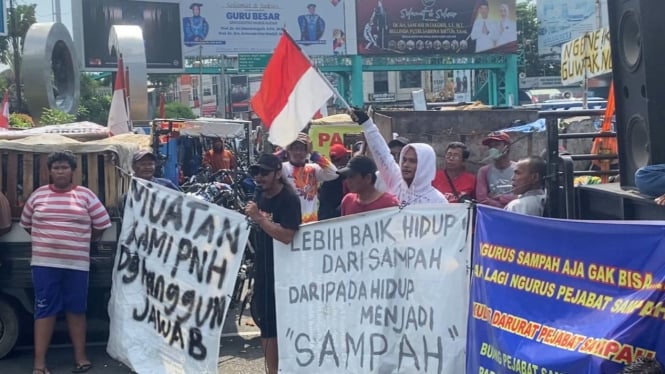 Paguyuban bentor sampah berunjuk rasa