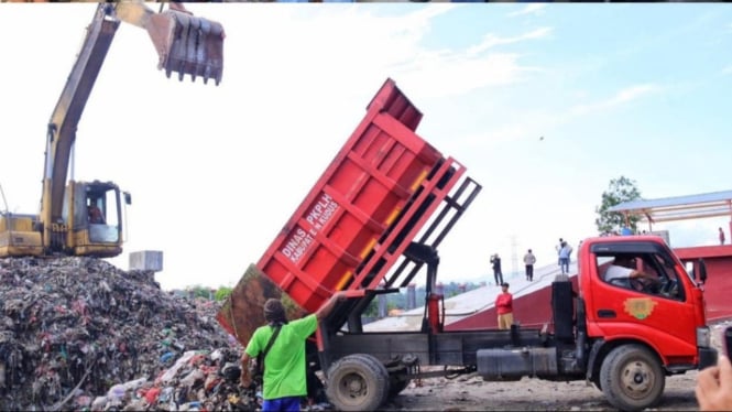 Truk pengangkut sampah kembali beroperasi