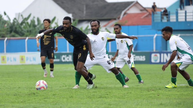 Tim Persiku Kudus menjamu Persewar Waropen.