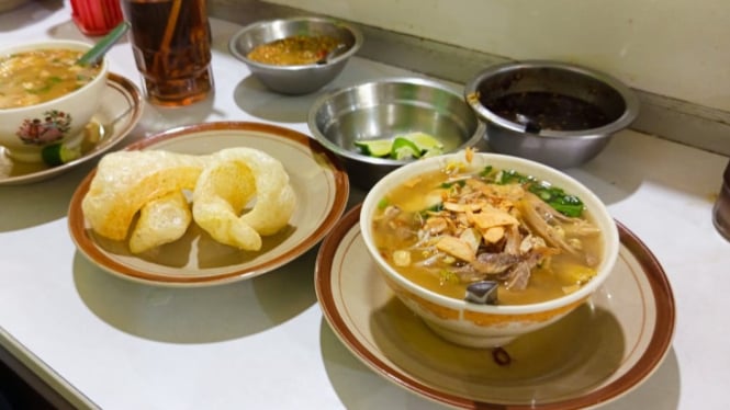 Kuliner Soto Kudus dengan sajian kuah rempah dan daging sapi.