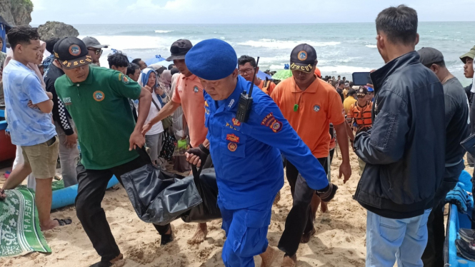 Rombongan pelajar SMPN 7 Mojokerto tenggelam di Pantai Drini.