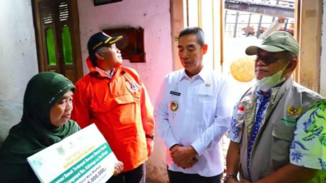 Penjabat  Bupati Kudus Herda Helmijaya serahkan bantuan Baznas.