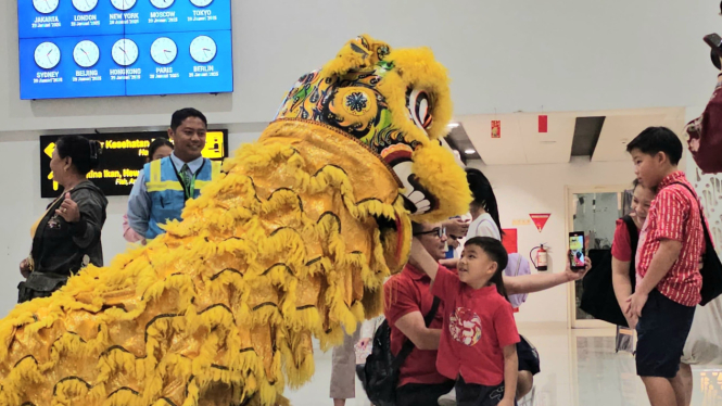 Atraksi barongsai dan liong di Terminal Bandara Adi Soemarmo. (hms)