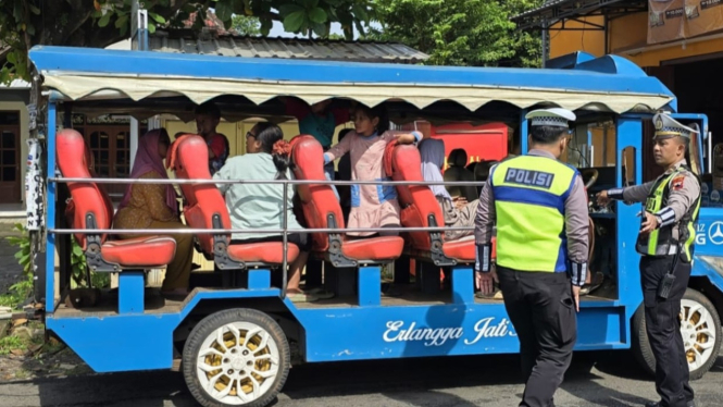 Satlantas Polres Jepara menertibkan kereta kelinci