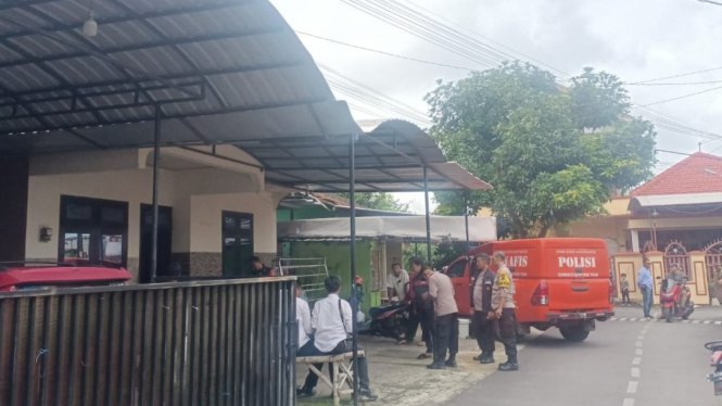 Suasana rumah korban saat didatangi anggota Polres Kudus.