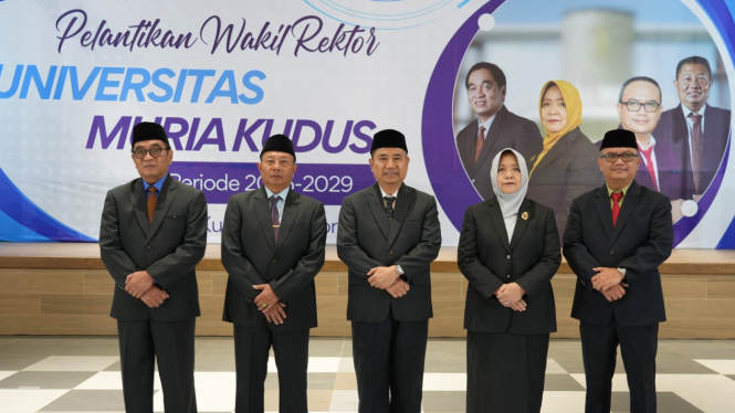 Rektor UMK Prof. Darsono bersama 4 wakil rektor baru