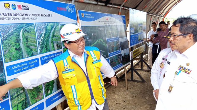 Gubernur Jateng Nana Sudjana di proyek normalisasi sungai wulan