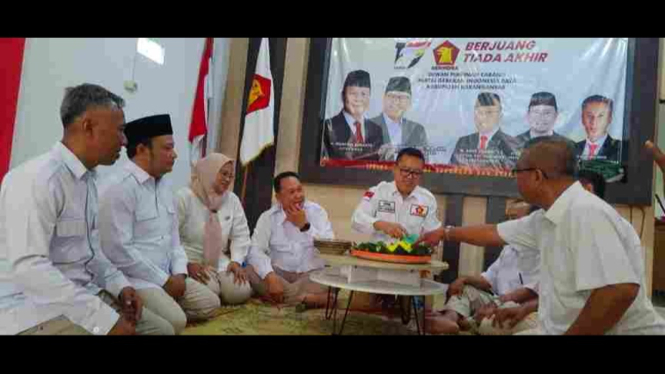 Wakil Bupati Karanganyar terpilih Adhe Eliana serahkan Potong Tumpeng