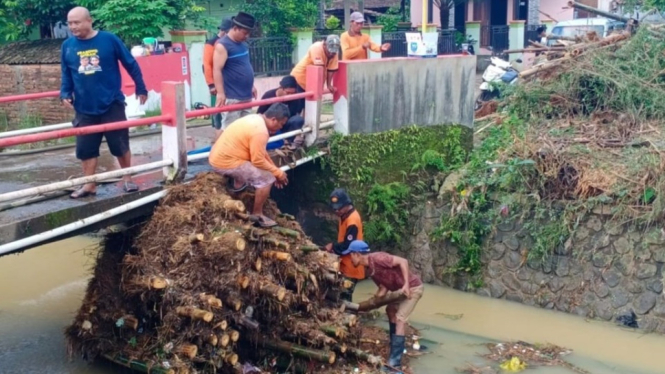 Hujan deras disertai angin menyebabkan genangan banjir di Kudus.