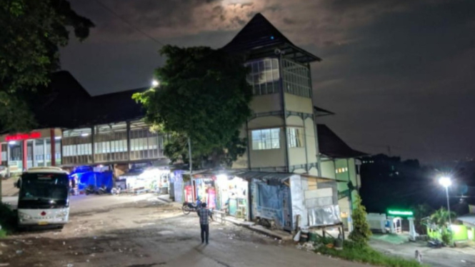 Suasana Terminal Wisata Colo Kudus saat malam hari