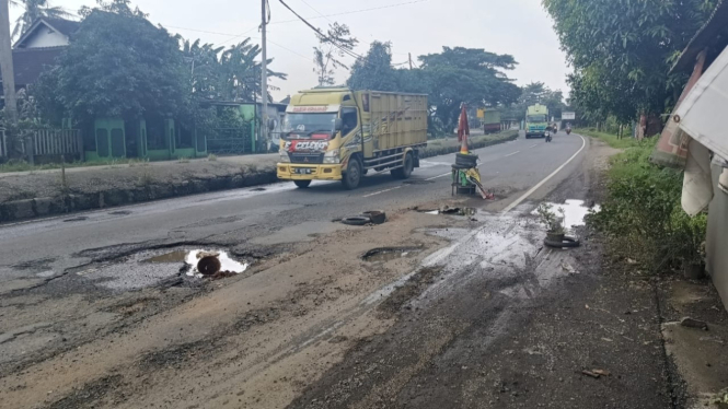 Jalan rusak Pantura Batang