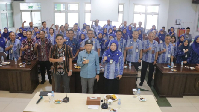 Jajaran pegawai RSUD Kartini foto bersama PJ Bupati Jepara