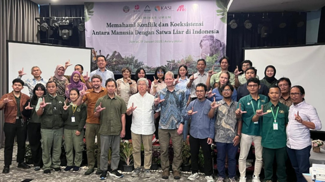 Peserta dan pemateri seminar konflik satwa foto bersama