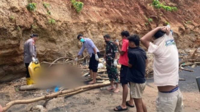 Polisi mengevakuasi mayat di Pantai Lemah Abang Jepara