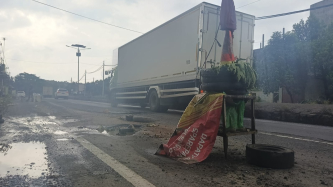 Kondisi jalan Pantura Batang yang rusak parah